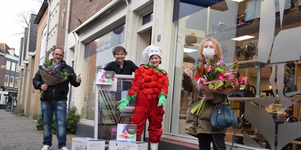 Winnaars FlipPas maandprijs ontvangen naaimachine van Nijtmans