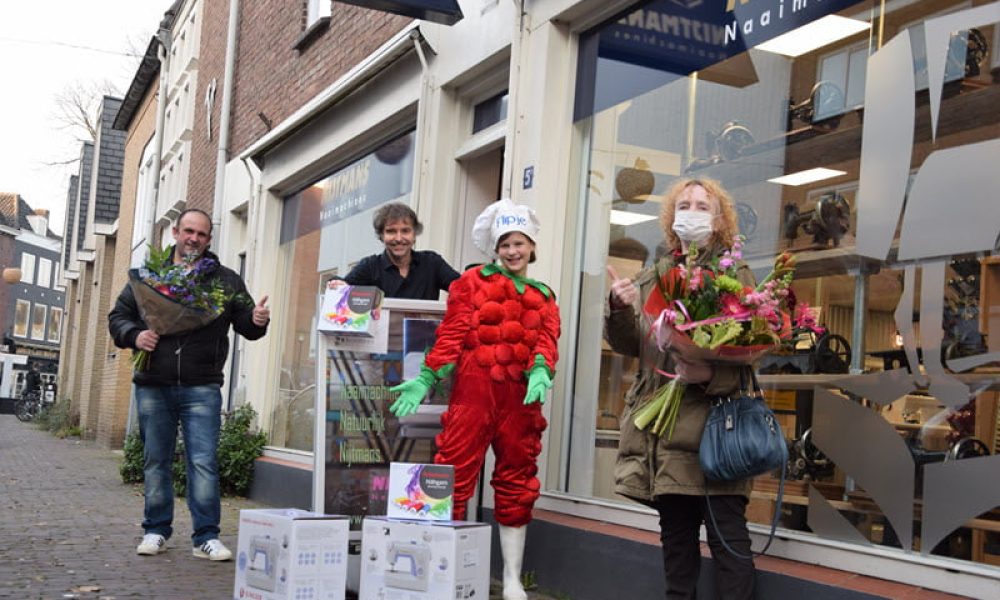 Winnaars FlipPas maandprijs ontvangen naaimachine van Nijtmans