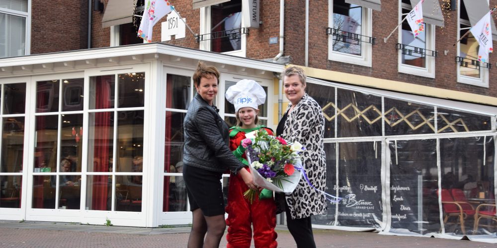 Winnares neemt FlipPas-maandprijs in ontvangst