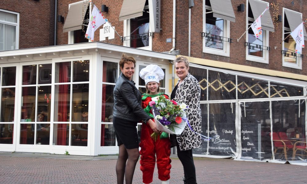 Winnares neemt FlipPas-maandprijs in ontvangst