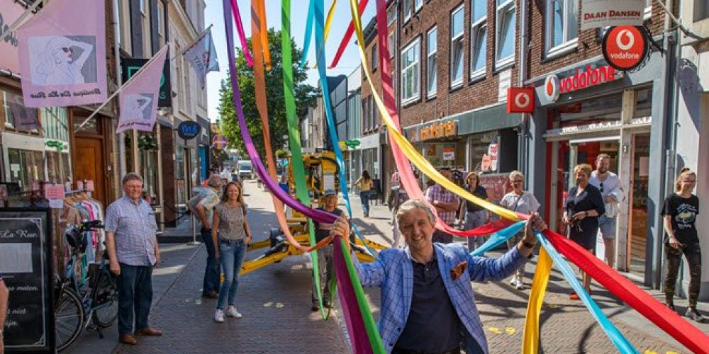 Gekleurde linten sieren de Tielse binnenstad