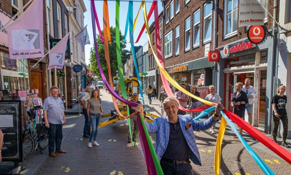 Gekleurde linten sieren de Tielse binnenstad