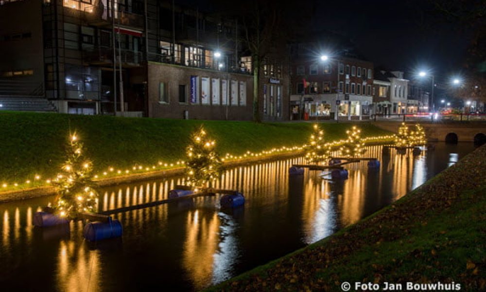 Sfeervol verlichte kerstbomen sieren de stadsgracht