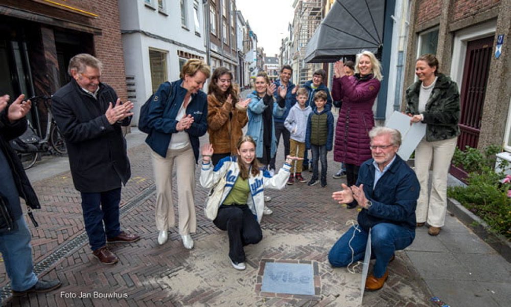 Woorden van de Tijd 2021 onthuld en te bezichtigen in de Weerstraat Tiel