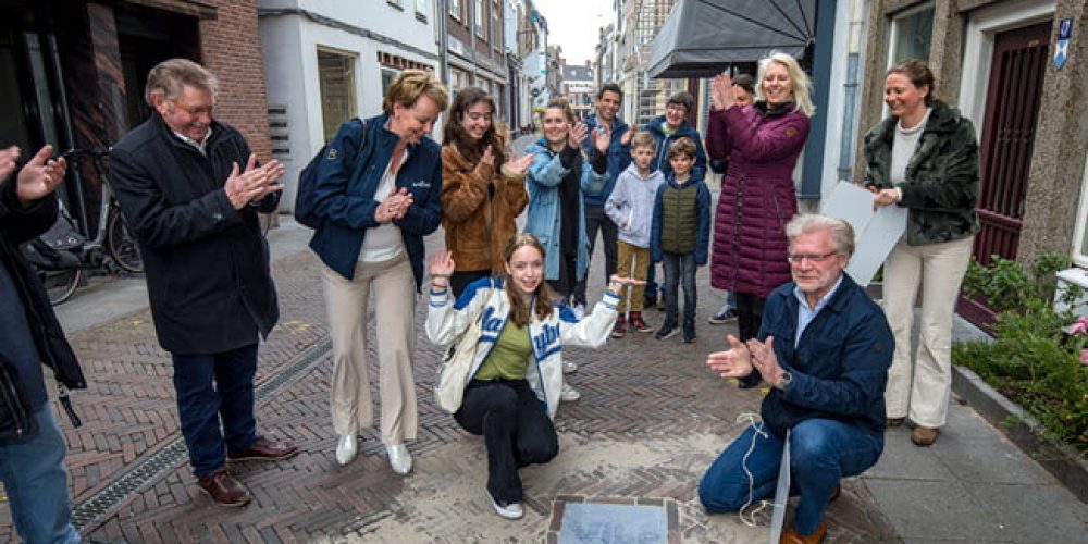 Woorden van de Tijd 2021 onthuld en te bezichtigen in de Weerstraat Tiel